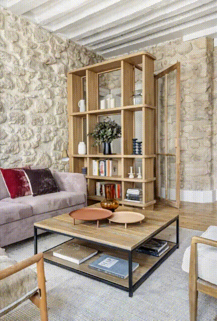 Vue du salon vers la cuisine avec la bibliothèque sur-mesure
