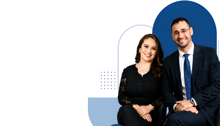 Cartão de visita de advogado moderno dourado e azul (1).png