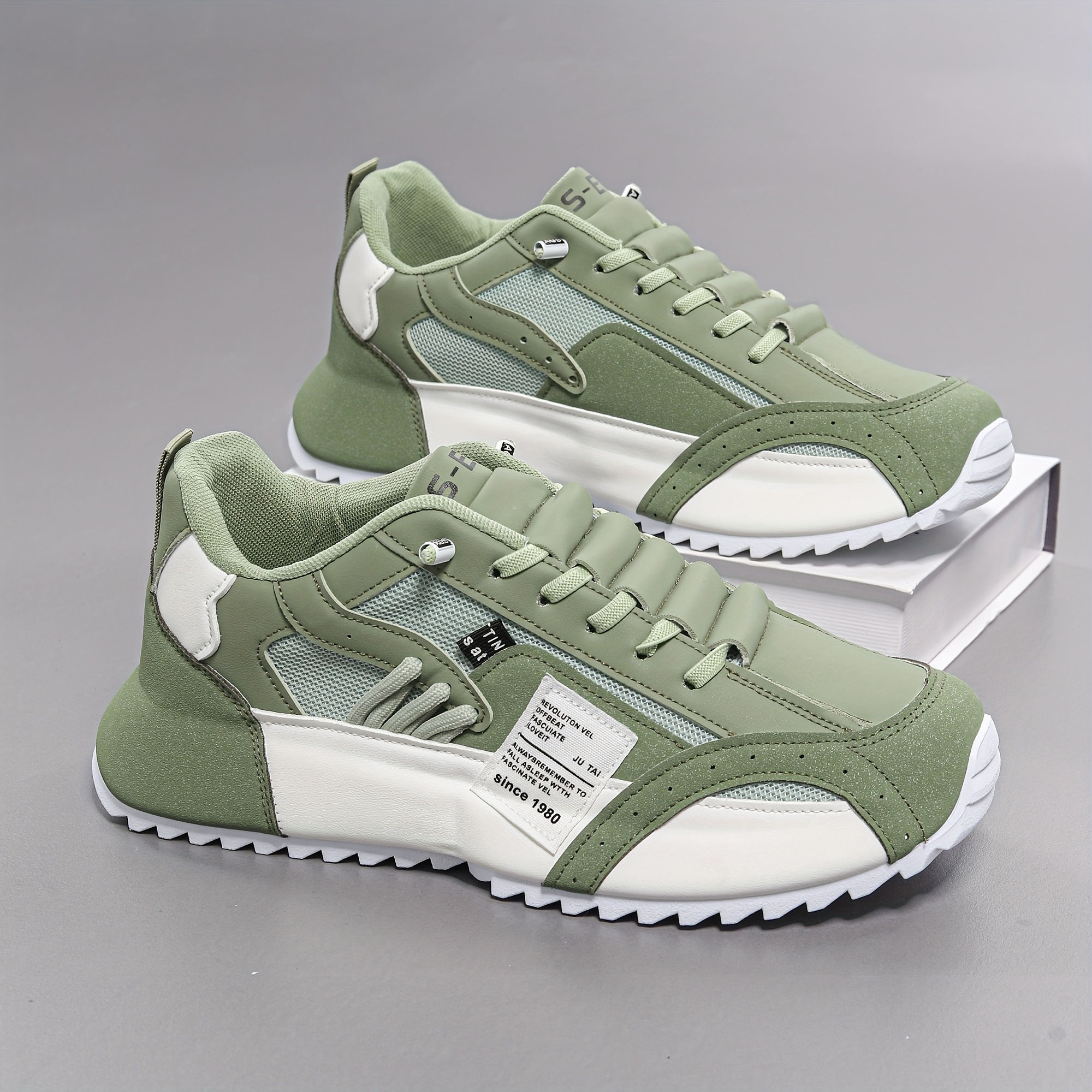 Green outdoor casual running shoes for men
