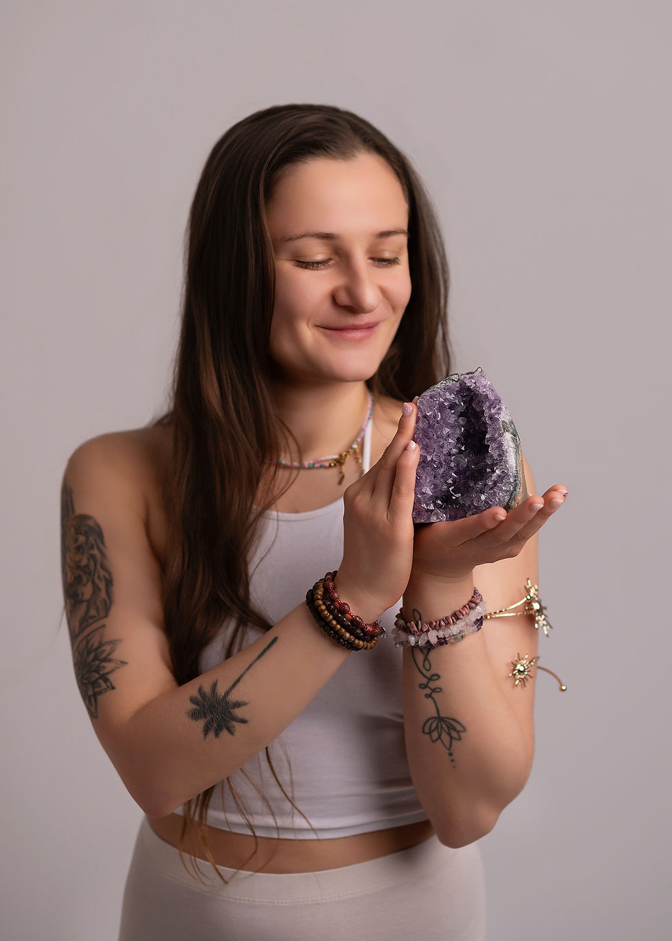 Właścicielka studia jogi w Stalowej Woli z kryształem górskim – relaksacja i mindfulness