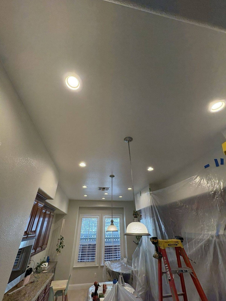 Romani Decor is a company specializing in interior design solutions, professional storage units, specialized furniture, and office furniture, with extensive experience spanning the United States (Texas). We have a deep understanding of various design cultures, offer our services according to international standards, and meet the needs of individuals and companies with high professionalism. What distinguishes us is the added value we bring to every project (electrical work, plumbing work, landscaping, interior and exterior painting, woodwork, parquet, and hardwood flooring).