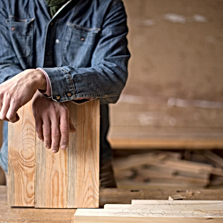 Carpenter Appoggiato pezzo di legno