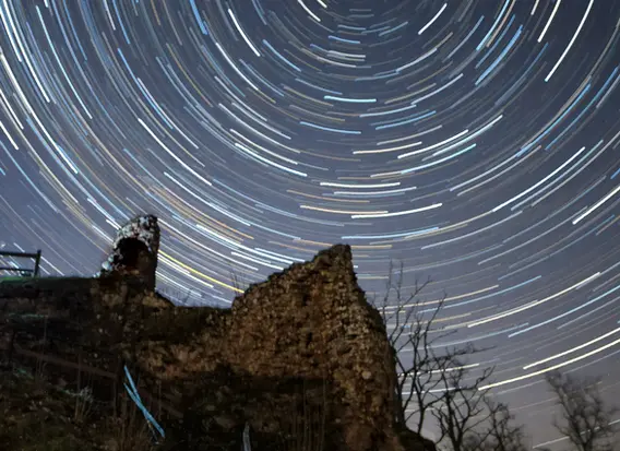 Startrails über Felsen der Burg Hohnstein