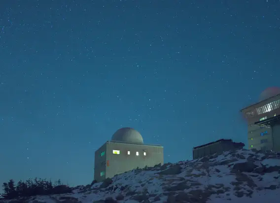 Sternenhimmel über dem Brockenhaus und -hotel