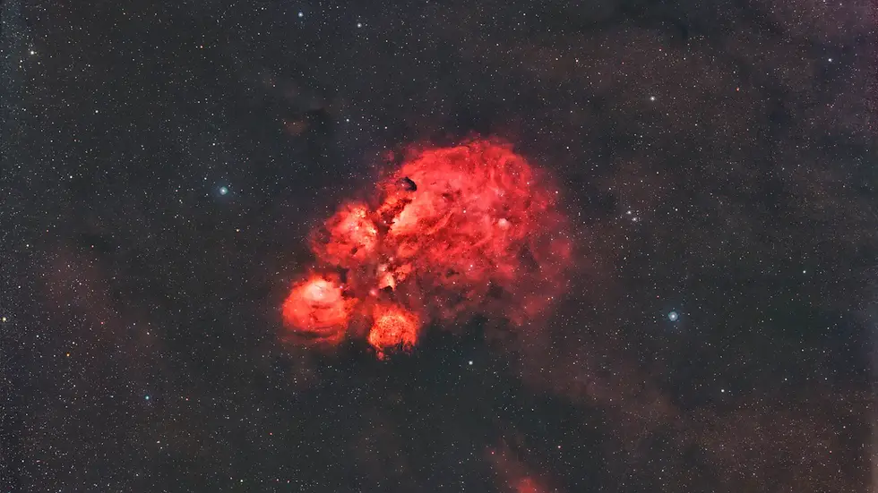 Der Katzenpfotennebel NGC 6334 im Sternbild Skorpion, aufgenommen auf der Astrofarm Kiripotib in Namibia. Leuchtende Wasserstoffregionen unter dem klaren Himmel der Trockenzeit zwischen Mai und September.