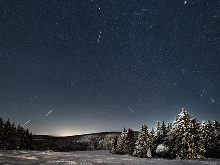 Sternschnuppen über dem winterlich verschneiten Brocken
