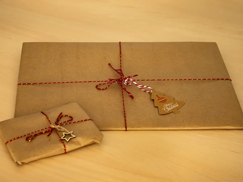 2 weihnachtlich verpackte Geschenke: Harzkalaender 2026 und Wanderbuch