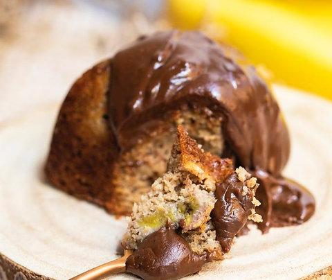 BOLO CASEIRO DE BANANA COM CALDA DE NUTELLA