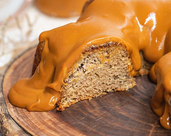 BOLO DE MAÇÃ COM CANELA E DOCE DE LEITE