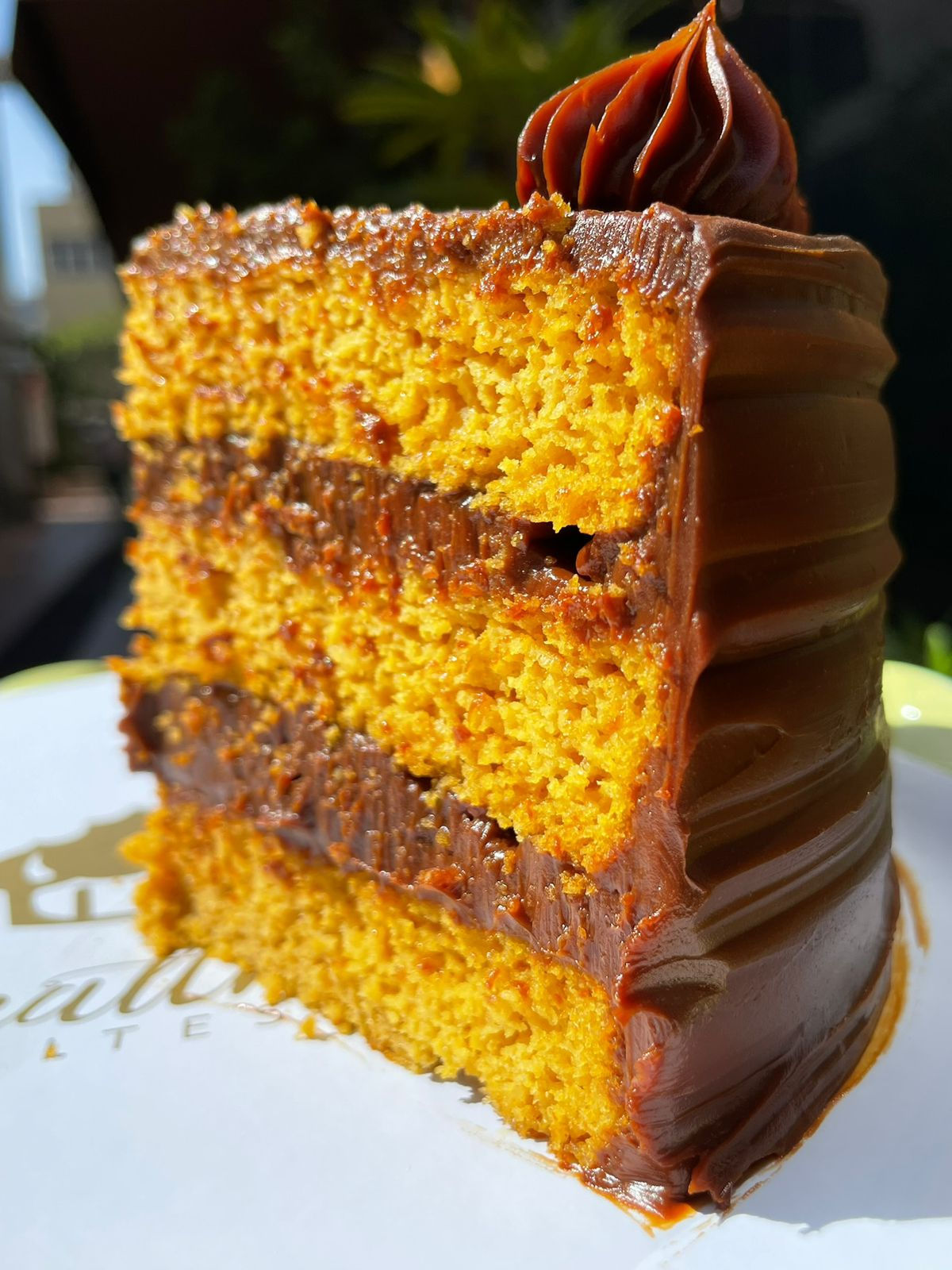 BOLO DE CENOURA COM BRIGADEIRO