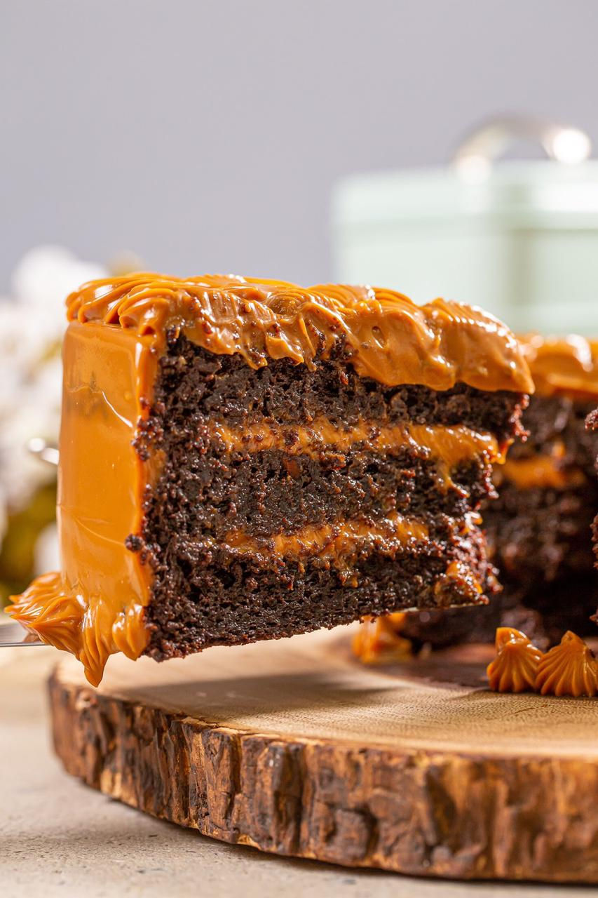 BOLO DE BROWNIE COM DOCE DE LEITE