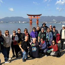 בתמונת ⬆️ השבוע Big hamal in japan זה מה שקורה כשעמליה מנהלת משאבי המתנדבים שלנו יחד עם חיליק, פנינה ושמינו, טסים לטיול ביפן...