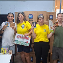 בתמונת ⬆️ השבוע יש תקווה. מתנדבי "כפר תקווה" מסדרים ומדגמנים ערכות הפגה חינוכיות 😊