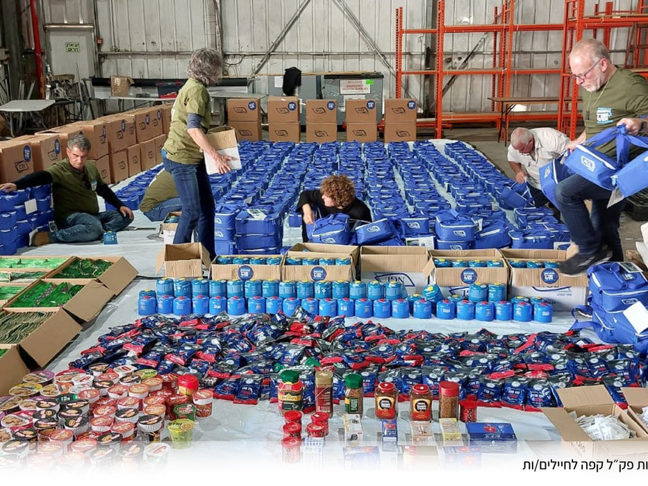 הכנת ערכות קפה לחיילים וחיילות