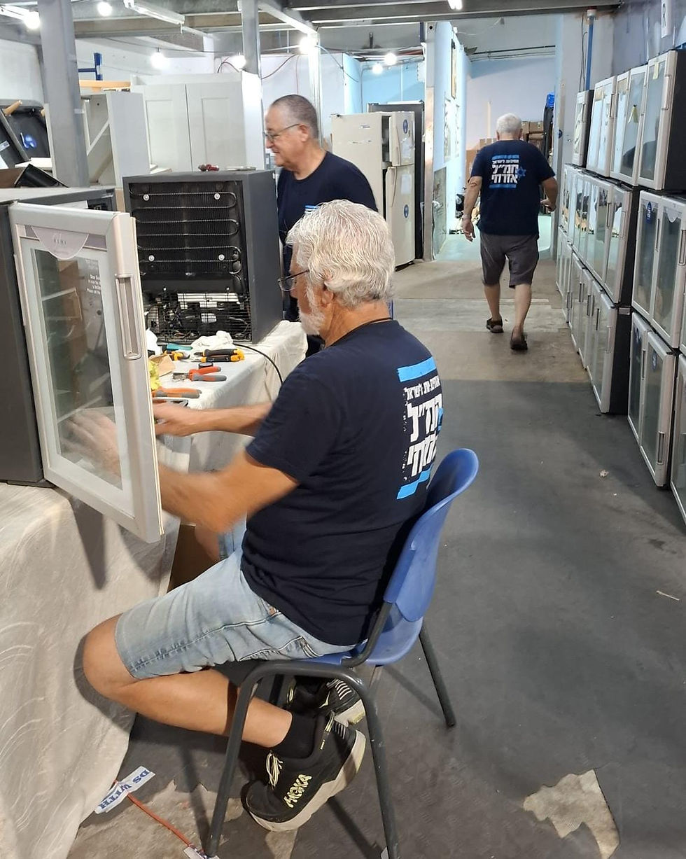 שלום 🙋‍♂️ לכל קהילת החמ"ל המופלאה. מסכמים שבוע נוסף בחמ"ל חיילים ומרלו"ג ארצי.        בתמונת ⬆️ השבוע "המכשירייה" מדגמים את מקררי המיני בר בדרך לעוד פרוייקט מרענן של "חם"ל בקיץ". פרטים חדשים בקרוב... 💦❄️💦    בשבוע חם שכזה ומורכב שכזה ליבנו נתון לחיילים בשטח וכך נראה השבוע שלנו עם עשייה סביב השעון...⏰    חום ראשון  ביום א' הכל מהכל. בבוקר איציק, אמנון ויאיר על הרשתות. אלי יגיע לענייני של"גון וירון יאסוף את הנגרר כהכנה למחר. עלי יגיע לאסוף, גם יוחי מגיע בבוקר עם אבי צ'רני. אודי יגיע עם שינוע ויאכל צהריים. אמנון גם יסיים עם פרויקט הטלויזיות והן יוצאו ליחידות. תשע מהן הוקצו לפרוייקט חדרים לש"ש חמישים פלוס שאנחנו עושים עם מטה אשר. דליה מגיעה מוקדם ונותנת במקררים. איתה, יוסי, איציק סגל, ויאיר. משלוח נוסף מגיע היום עם עמיצור שנסע על הבוקר לתל אביב וחזר לאט, עמוס וכבד. תודה עמיצור🙏🧡 ותודה לצוות העיטוף הקבוע שלנו בתל אביב: ינון (ואסתר)  מרשל, דוק ואמיר על אריזה מוקפדת ועבודה מצויינת🙏🧡. בנגריה ליהטטו ערן ובני. טלי תופיע בהפתעה בצהרים ותעשה סדר בשינועים. היום גם פידבק מתרומה של אודי קרני ש