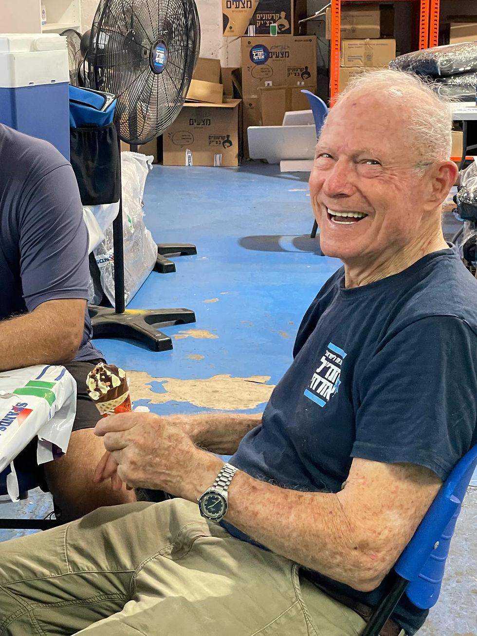 בתמונת השבוע: "הילד בן 90". שלמה פסטר מ נגריית המרלו"ג (בבדיקת טילון ממבצע של"גון) חגג אתמול יומולדת. מזל טוב🙏.