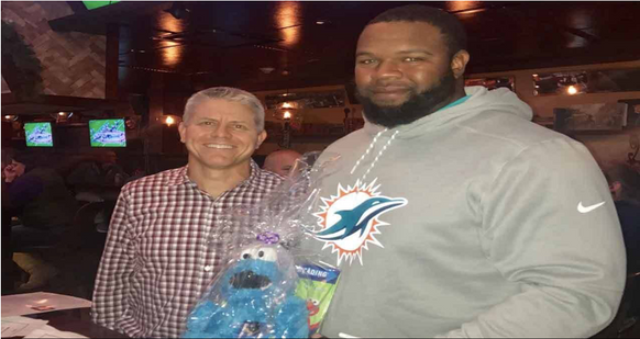 Retired Miami Dolphins lineman, Royal Pig Pub team up to promote literacy