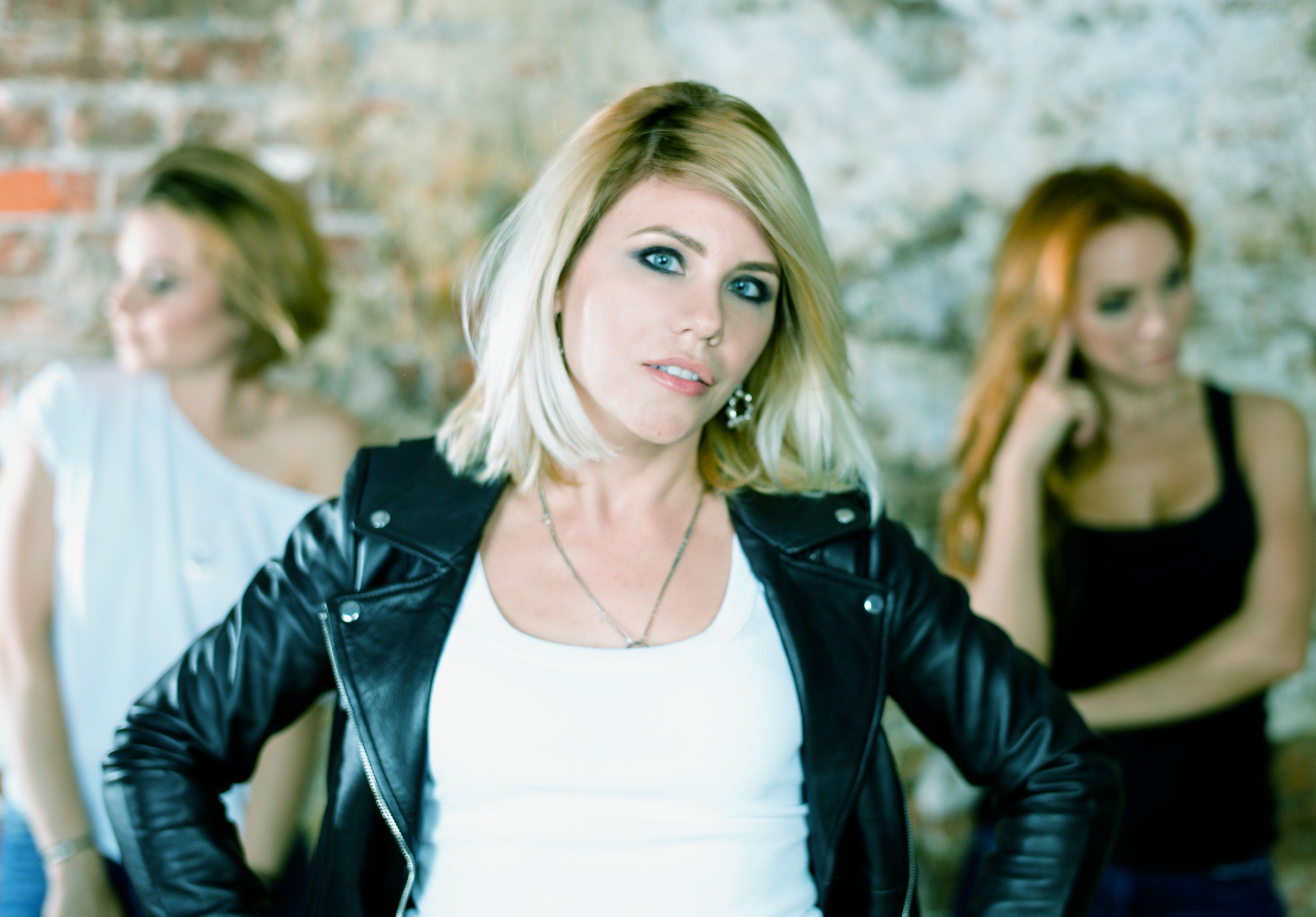 Как звали солистку группы. Как звали солистку группы. T. Как звали солистку группы. Ласткала группа солистки.