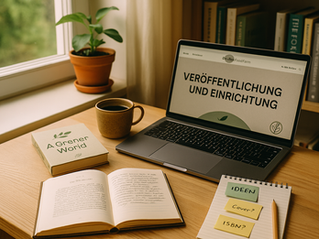 Ein heller Holzschreibtisch steht vor einem Fenster mit sanftem Tageslicht. Darauf liegen ein aufgeschlagenes Buch mit handschriftlichen Notizen, ein geschlossenes Hardcover-Buch mit naturinspiriertem Coverdesign, ein Notizblock mit bunten Post-its sowie eine Keramiktasse. Links steht eine grüne Zimmerpflanze, im Hintergrund ein Regal mit Büchern. Die Farbwelt ist warm, natürlich und von Grüntönen und Holz dominiert – ein kreativer, nachhaltiger Arbeitsplatz für Autor:innen.