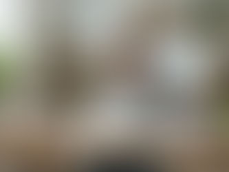 Eine Person sitzt in einem hellen Arbeitszimmer an einem Schreibtisch und hat ihr Manuskript mit der Aufschrift ‚Fertig! 15.03.2026‘ vor sich liegen. Daneben liegen ein Laptop mit einem Überarbeitungsplan, ein Kalender mit markierten Terminen wie ‚Lektorat buchen‘ und ‚Veröffentlichung‘, sowie ein Notizbuch mit einer To-Do-Liste. Im Hintergrund hängt ein Whiteboard mit einer Zeitachse für die nächsten Schritte wie ‚Überarbeitung‘, ‚Coverdesign‘ und ‚Marketing‘. Ein Landschaftsbild mit einem Weg, der einen Berg hinauf führt, symbolisiert den weiteren Weg. Die Szene zeigt, wie man nach einem fertigen Manuskript strukturiert und motiviert die nächsten Schritte plant.