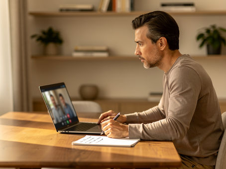 Mann sitzt vorm Laptop