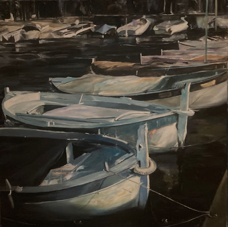 Esta obra representa un puerto mediterráneo bañado por la luz tenue de la tarde. La composición está tratada con un enfoque gráfico, buscando el equilibrio entre luz y sombra. La pincelada transmite espontaneidad y movimiento, evocando la vitalidad del mar y la atmósfera cambiante del paisaje costero.