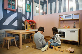 enfants qui jouent dans espace de jeu kid friendly