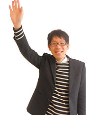 笑顔で親切な事務スタッフ
