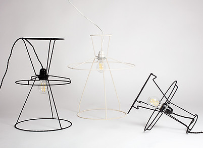 lampe cintre résilientes emmaus upcycling design cintres insertion création récupération slowdesign social 