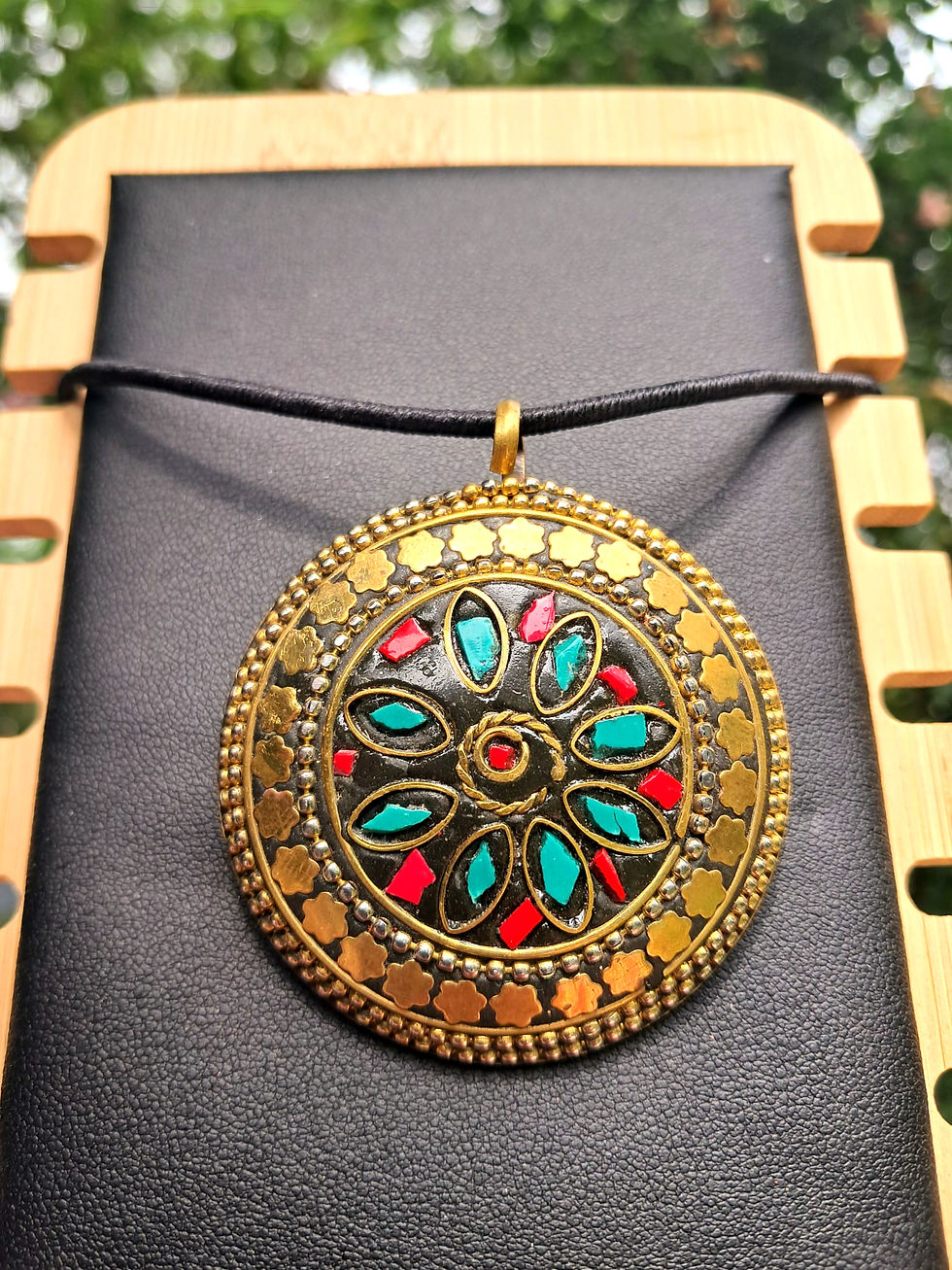 Miniature : Pendentifs Tibétains Artisanaux en Laiton & Pierres – Modèles Spirituels Uniques