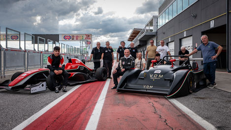 Team Mangini Racing con le monoposto sulla pit lane dell'Autodromo di Cremona.
