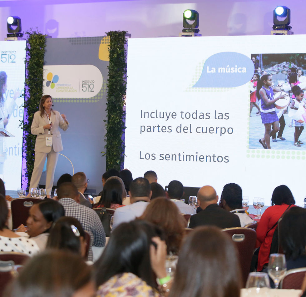 Yolanda Borrás Presenta en Congreso Internacional Instituto 512