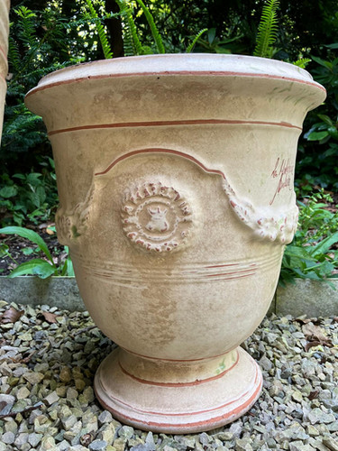 De Majestueuze Grote Aardewerk Pot: Een Tijdloze Toevoeging aan Uw Interieur en Tuin