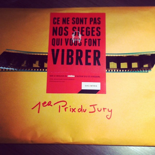 Affiche rouge sur enveloppe jaune: Ce ne sont pas nos sièges qui vous font vibrer, avec 1er Prix du Jury et logo Excentris.