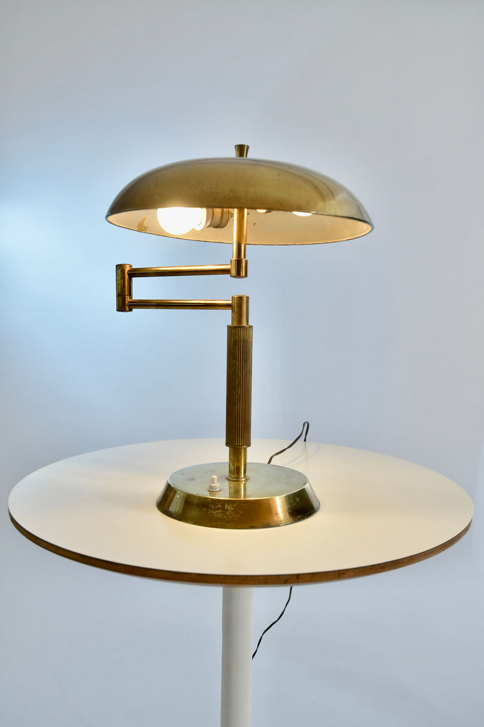 Miniaturbild: Ausschwenkleuchte in Messing 