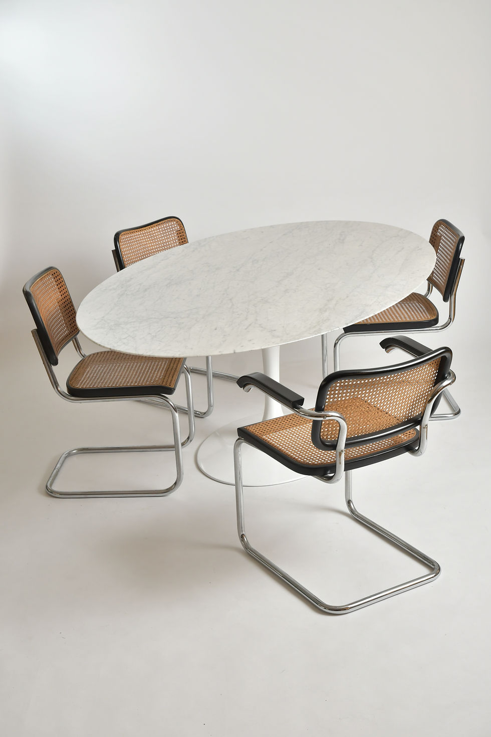 Miniaturbild: Eero Saarinen Tulip Table oval