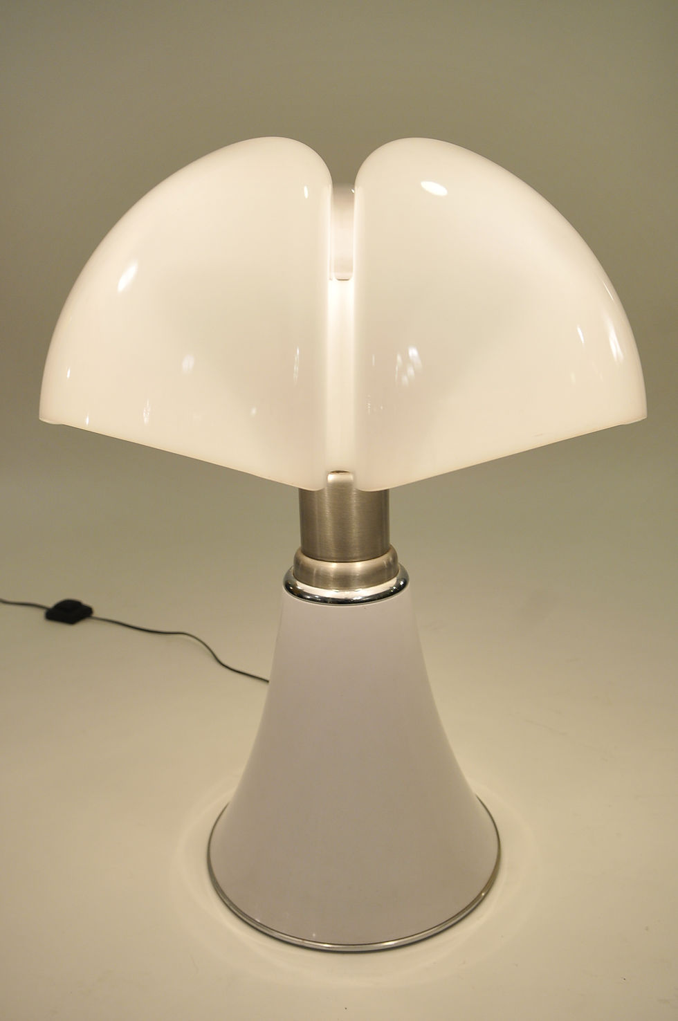 Miniaturbild: Gae Aulenti Pipistrello Leuchte