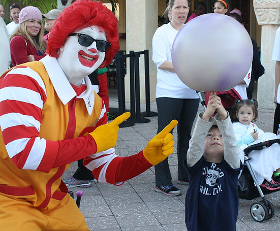 Ronald McDonald entertains young fans with his magic tricks_2.jpg