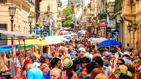 zoom-out-timelapse-view-over-the-crowds-
