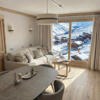 rénovation appartement Les Menuires salon montagne bois clair moderne location saisonnière