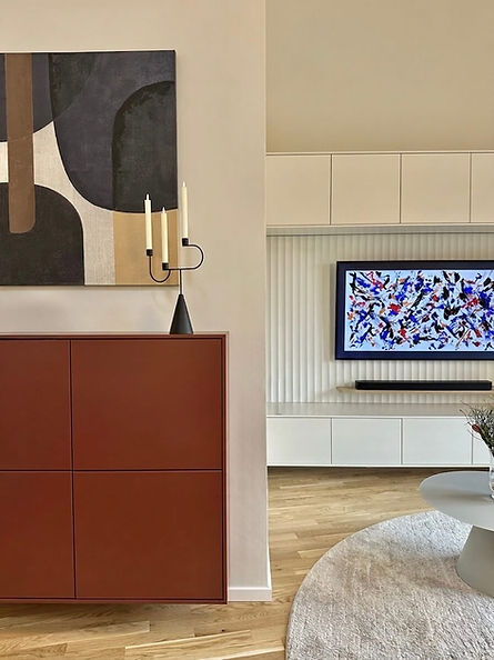 Modernes Wohnzimmer mit rotem Sideboard und TV Wand mit 3D Wandpaneel von Detailverliebt - Interior Design Bocholt