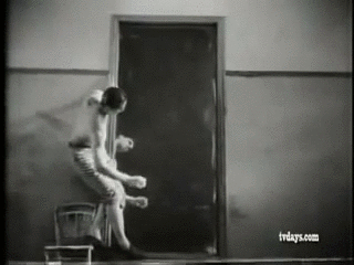 Petit extrait du film "Le sang d'un poète" de Jean Cocteau montrant le héros tombant dans l'eau