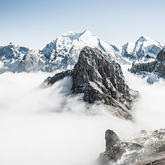 Montagnes dans le brouillard