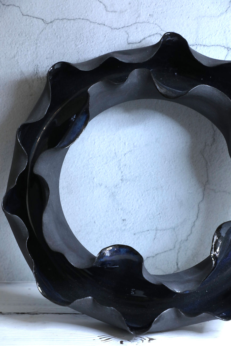 Thumbnail: Black round ikebana vase with raffle edge  花邊黑色圓形日式花器