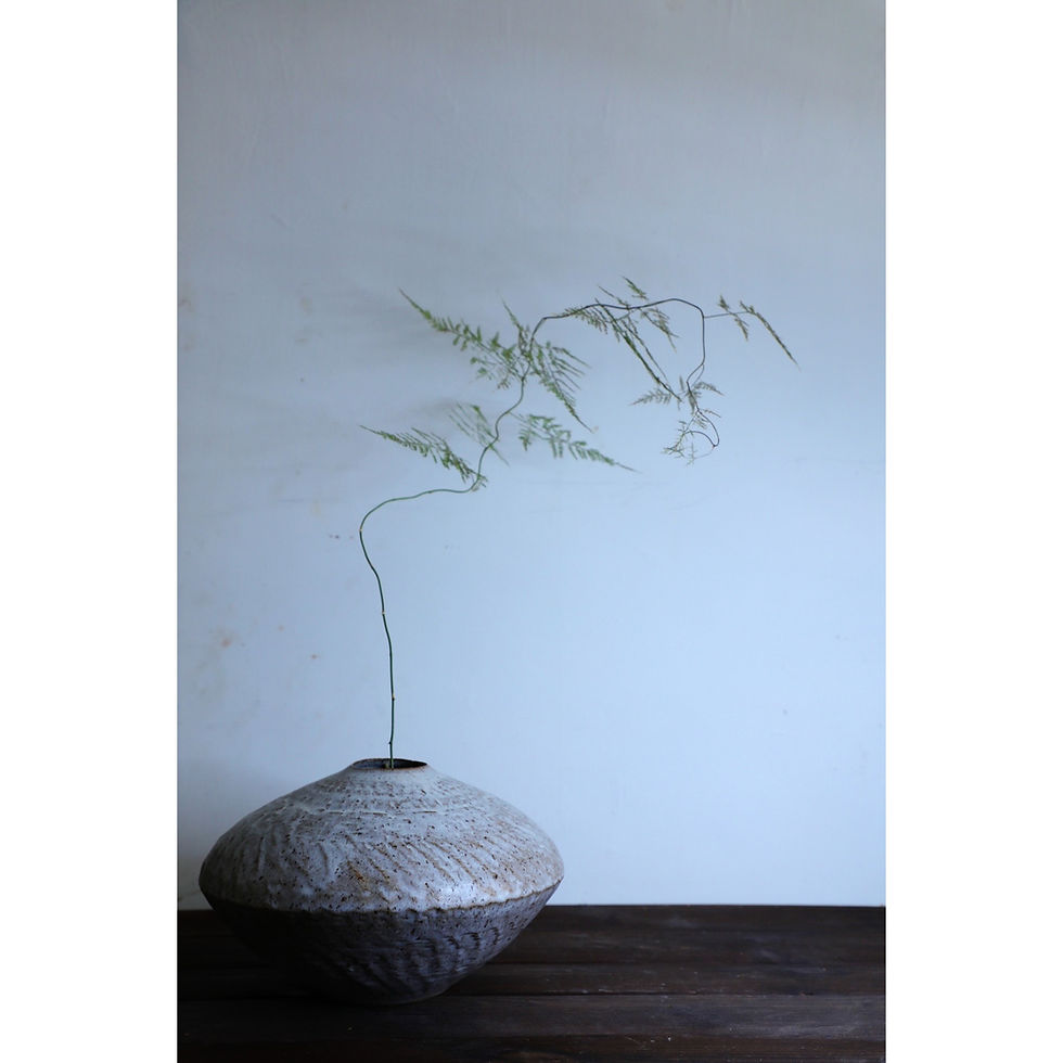 Thumbnail: Creamy white chattering pattern matte glaze vase 乳白色跳刀紋啞面花器