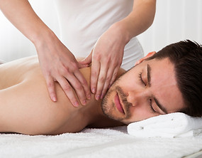 Mann entspannt sich bei Massage