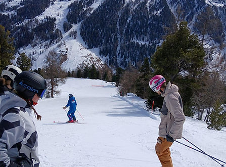 Stefi delivering a Level 2 in Nendaz