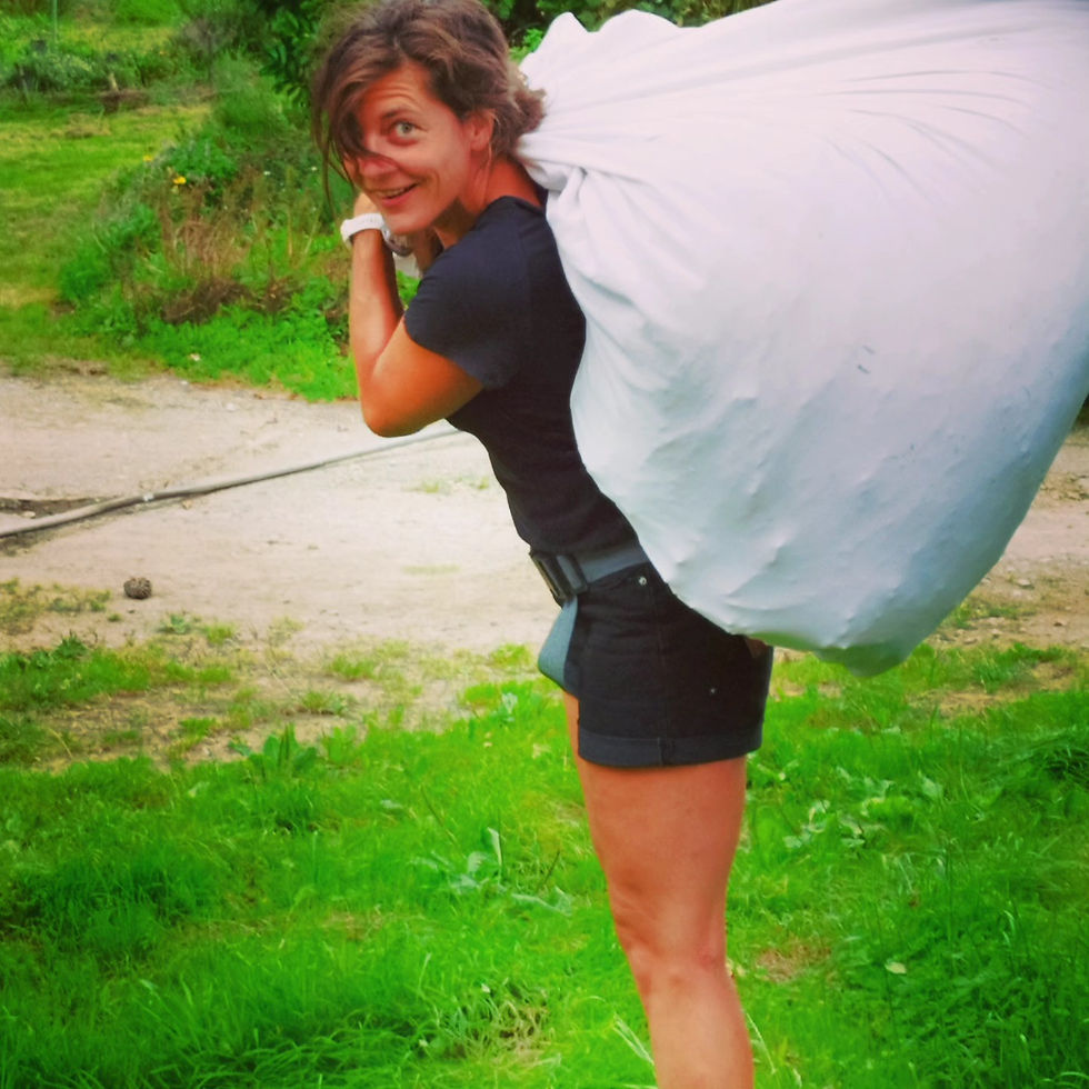 Marie-Lise et 20 kg de verveine citron sur le dos