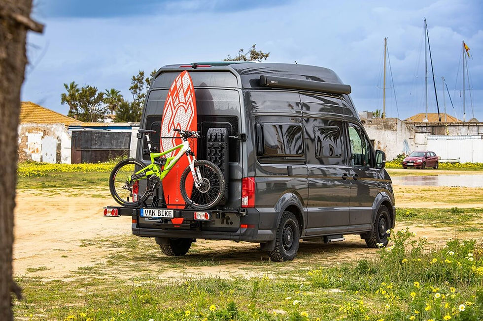 Windsurfboard und MTB am VANBIKE Heckträger – Kastenwagen an andalusischerKüste