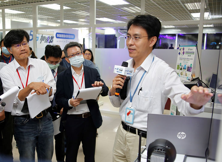 總經理游人諭於中華電信5G加速器成果發表會上展示